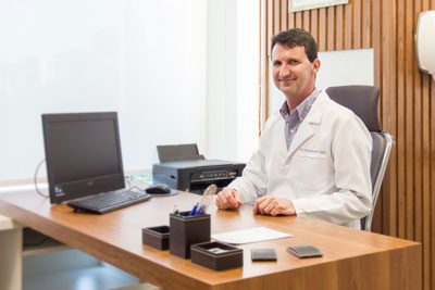 Dr. Renato Bender no consultório