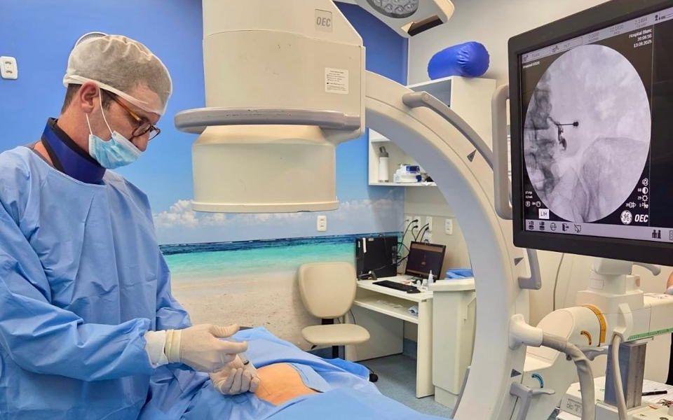 Dr. Renato Bender realizando bloqueio guiado por radioscopia